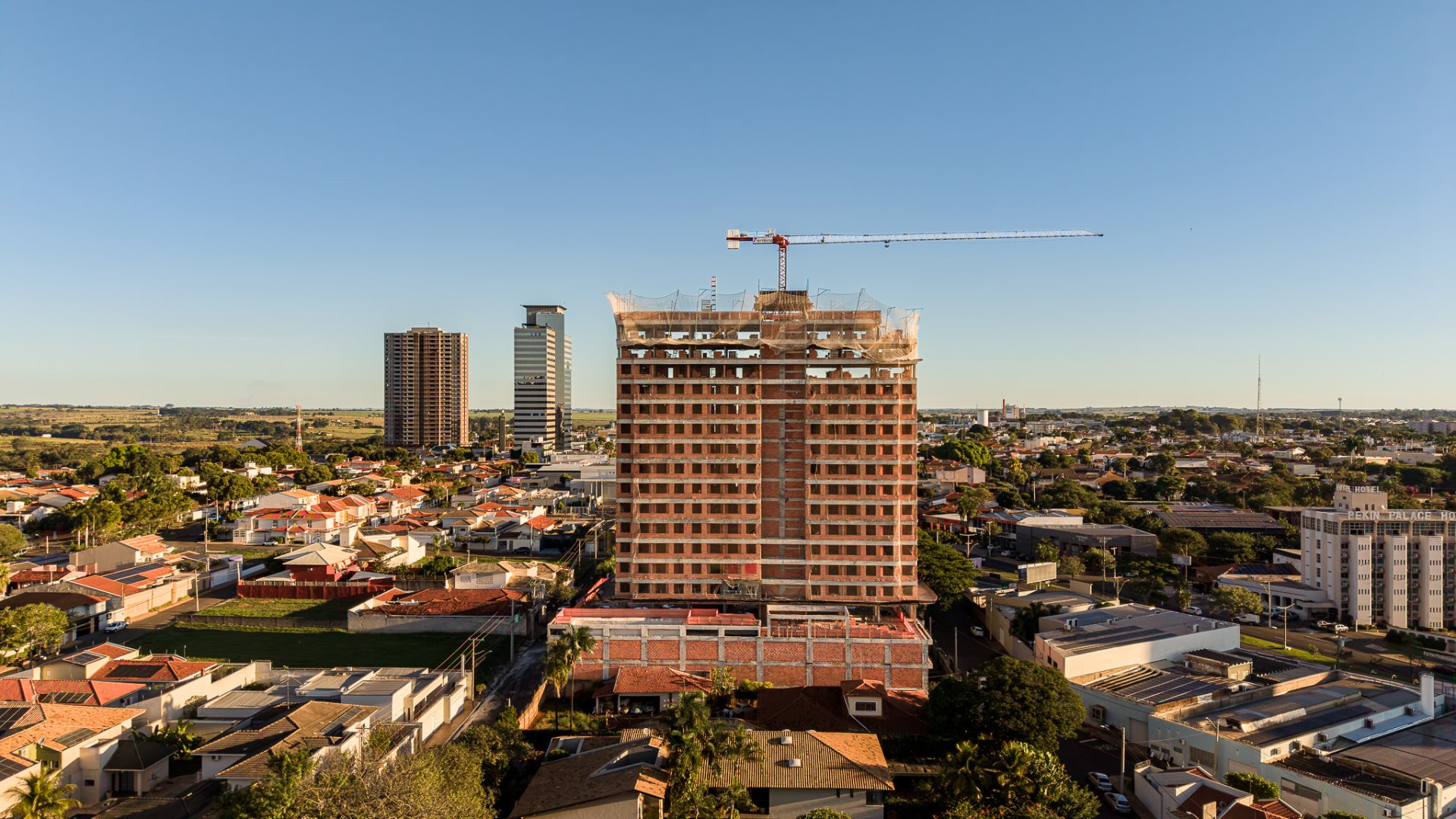 Vista aérea frontal da torre do Ferreira Downtown em agosto de 2026